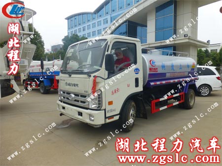 徐師傅做好出發(fā)前的資料、車(chē)輛信息核對(duì)工作