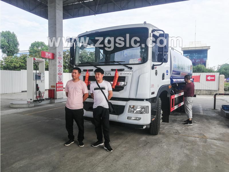 2019/05/31 鄭州吳總、唐總在程力專用汽車股份有限公司自提一輛12方東風D9噴霧車，單號26729